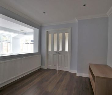 4 bedroom link detached house to rent - Photo 4