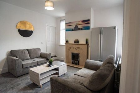 1 bedroom in a house share to rent - Photo 2