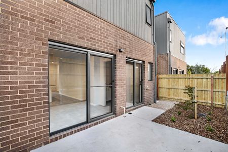 6 Cumin Way, Cranbourne East VIC 3977 - Townhouse For Rent | Domain - Photo 3