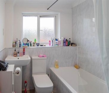 3 bedroom detached house to rent - Photo 5