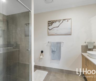 Beautiful Low Set Home - Photo 6