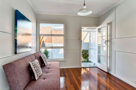 Bright & Low-Maintenance Unit Living in a Convenient Location - Photo 2