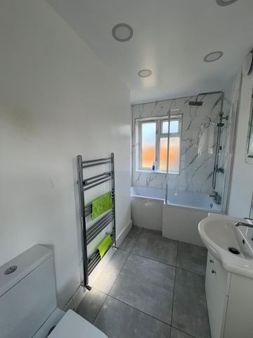 Three bedroom family house- chadwel heath - Photo 4