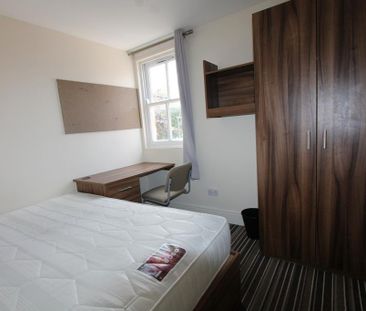 4 bedroom flat to rent - Photo 2