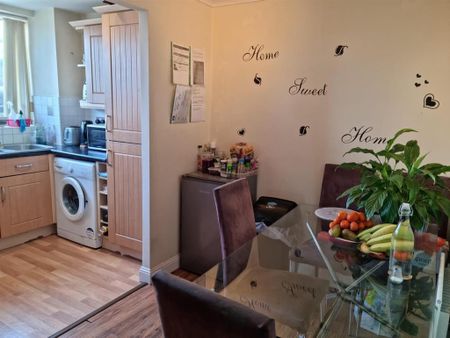 1 bedroom in a house share to rent - Photo 4