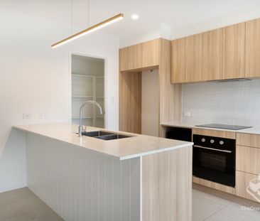 Modern 3-Bedroom Townhouse in a Convenient Pimpama Location - Photo 5