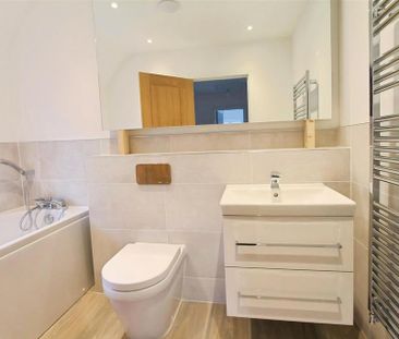 4 bedroom semi-detached house to rent - Photo 6