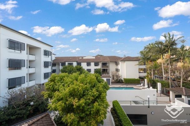 SPACIOUS UPPER FLOOR APARTMENT - Photo 1