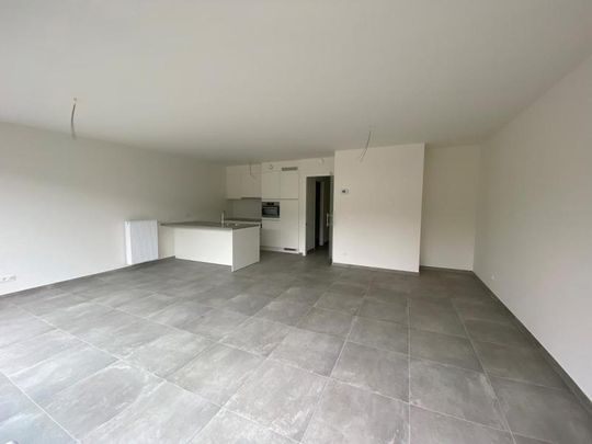 Nieuwbouw gelijkvloersappartement met 2 slpks, tuintje en garage - Photo 1