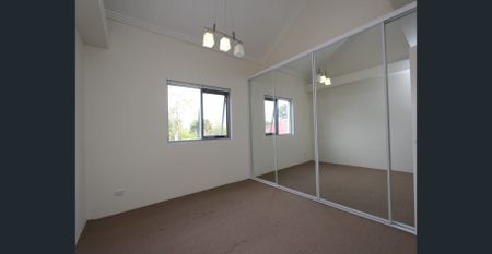 Spacious Two Bedroom Townhouse with Three Car Garage - Photo 2