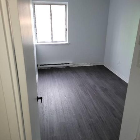 Très Bel Appartement 4 1/2 DDO à Louer - Boulevard des Sources - Photo 4