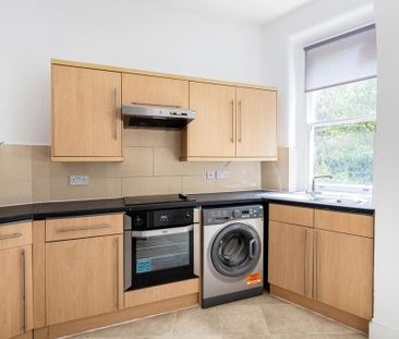 3 bedroom flat to rent - Photo 4