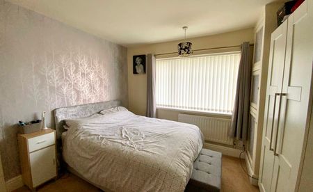 Lodge Lane, Aston, Sheffield, S26 - Photo 2