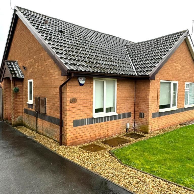 2 bedroom semi-detached bungalow to rent - Photo 1
