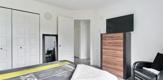 Superbe logement 4 1/2 + bureau à St-Nicolas, 2ème étage, climatisé, 2 STATIONNEMENTS EXTÉRIEURS INCLUS, LIBRE LE 1ier février 2026. - Photo 2
