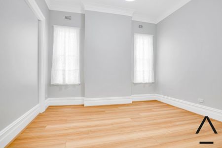 Tastefully Renovated, Character Filled, Centrally Located, Sun-Kissed And Spacious Three Bedroom Family Home, Only Moments To Cafes And Transport - Photo 5