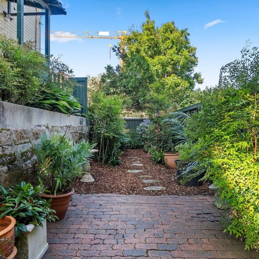 Stylish Ground-Floor Courtyard Apartment in the Heart of Balmain - Photo 1