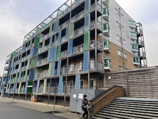 Central Cambridge Modern Apartment with Private Balcony and Secure Underground Parking, Overlooking a Communal Garden South Facing - Photo 4