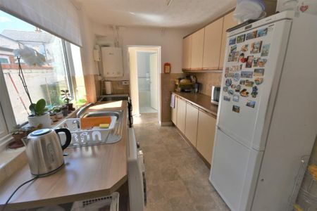 1 bedroom in a house share to rent - Photo 3