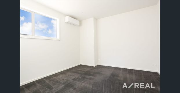 Brilliantly Positioned Townhouse Offering Exceptional Family Convenience - Photo 1