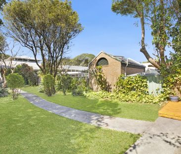 North Facing Home with Garden Oasis- Pet Friendly - Photo 5