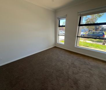 5 Raptor Place, Melton South, Vic 3338 - Photo 3