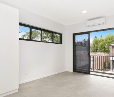 MODERN STUDIO APARTMENT - WATER, GAS AND INTERNET INCLUDED - Photo 2