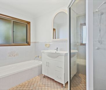 Well Presented Three Bedroom Villa with Lake Views - Photo 3