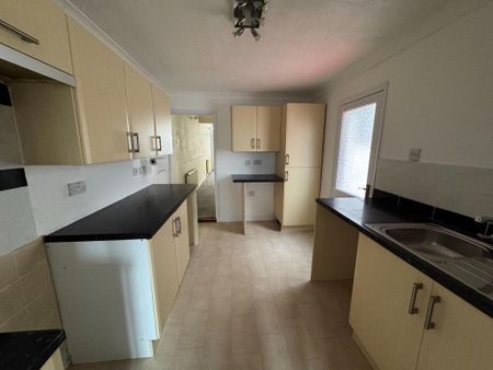 3 bedroom semi-detached house to rent - Photo 4