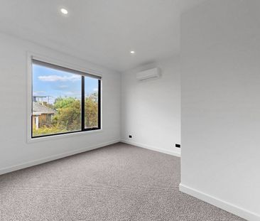 Brand New, Stylish Front Townhouse in a Superb Location - Photo 4