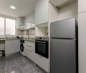 Beautiful room with a balcony in Campanar - Photo 1