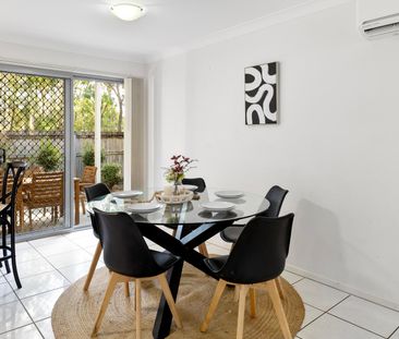 Parkside Perfection - Spacious 3-Bed Townhouse in a Peaceful Setting - Photo 4