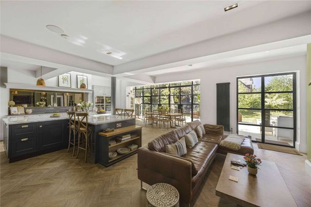 An exceptional period residence with contemporary extension in a prime Hale location. - Photo 1