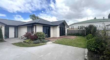 Stylish Living in Central Blenheim - Photo 2