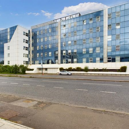 London Road, Lowfield Heath - Photo 3