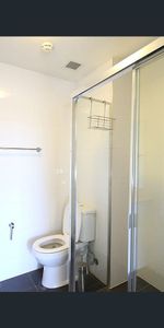 Modern Studio with Balcony & Air-Con in Vibrant Redfern - Photo 4