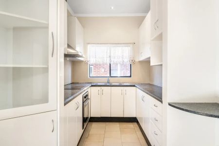 Spacious 4-Bedroom Family Home in Prime Location - Photo 5