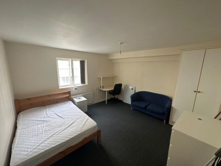 3 bedroom flat to rent - Photo 2