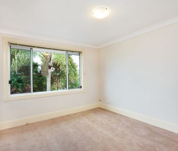 Townhouse is central locale - Photo 5