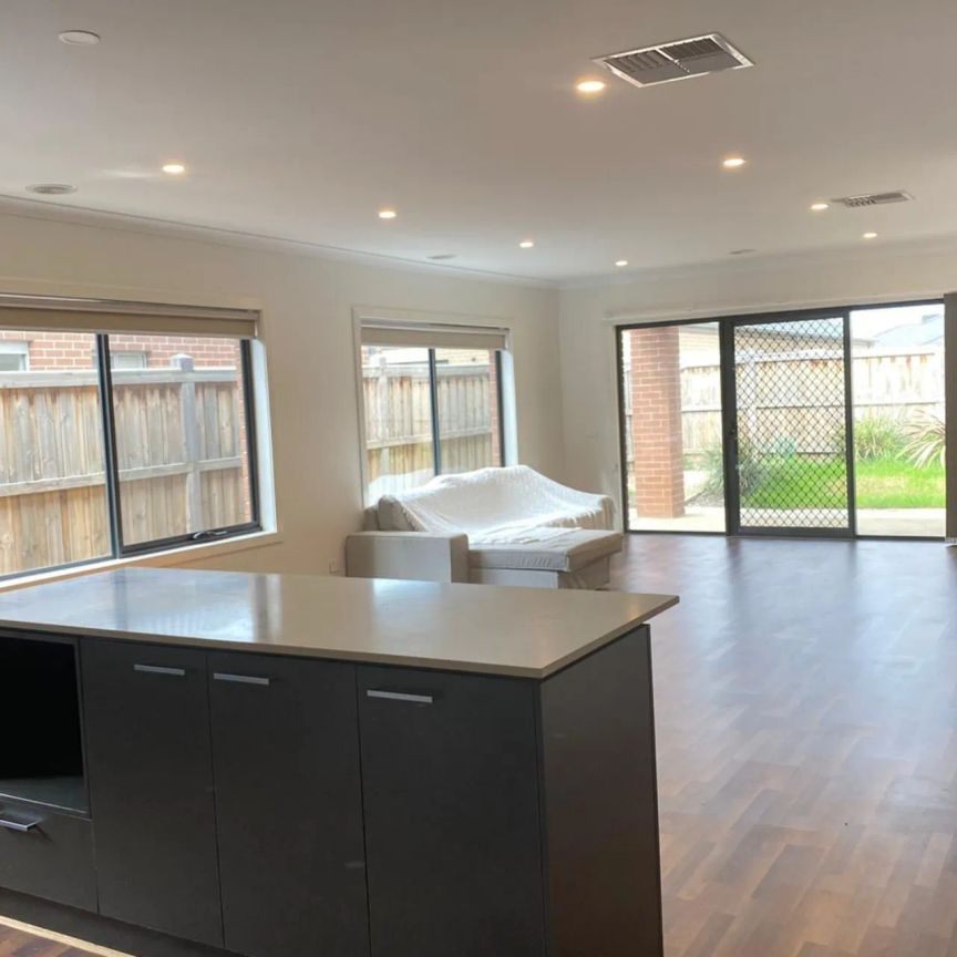 Modern Family living - Photo 1