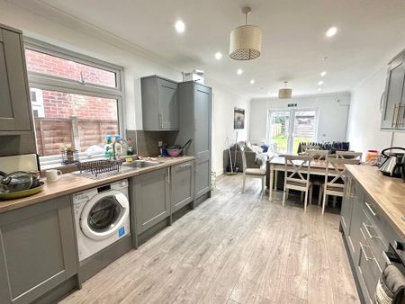 1 bedroom in a house share to rent - Photo 4