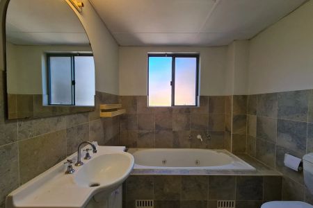 SPACIOUS & SUNNY APARTMENT! - Photo 4