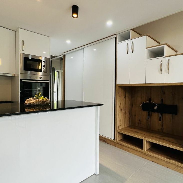 Neubau hochwertiges Top möbliertes Studio mit Klima, Parkplatz, Balkon - Photo 1