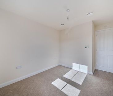 Ilex Drive, Tewkesbury, Gloucestershire - Photo 6