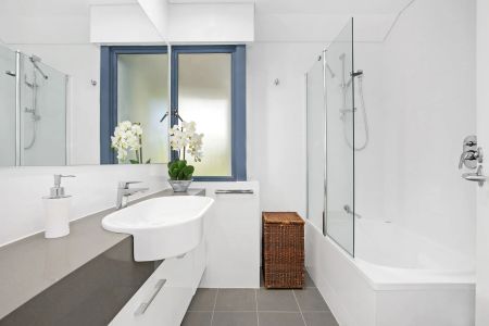 Chic Coastal Retreat in Sun-Dappled Setting - Photo 4