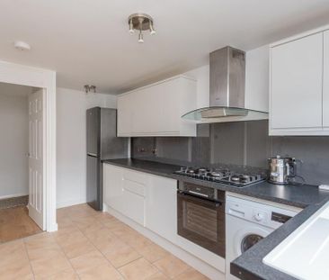 4 bedroom end of terrace house to rent - Photo 6