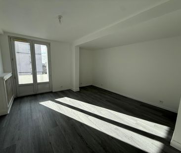 Location Appartement 2 pièces 46m² PARIS 18ème - Photo 2