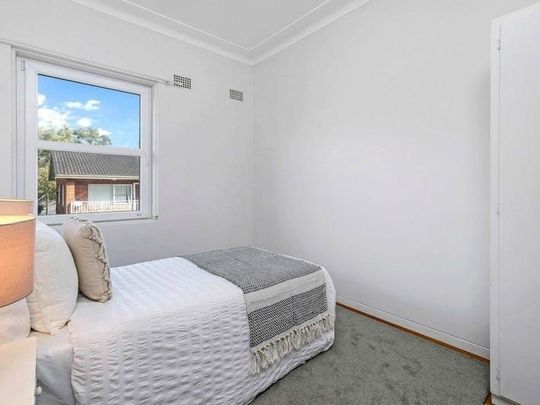 Renovated Sun-Filled And Spacious Two Bedroom Apartment Close To All Amenities - Entry Off Lindsay Street - Photo 1