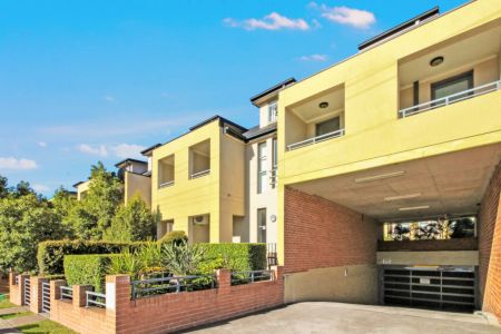 Beautifully presented 2 Bed + Study Townhouse in Prime Toongabbie location - Photo 2