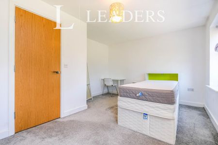 4 bedroom semi-detached house to rent - Photo 3